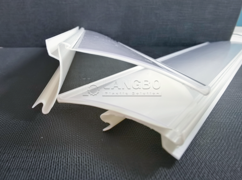 Dernière affaire concernant Une ligne d'extrusion efficace pour le support de prix de PVC soutient le marché de détail russe