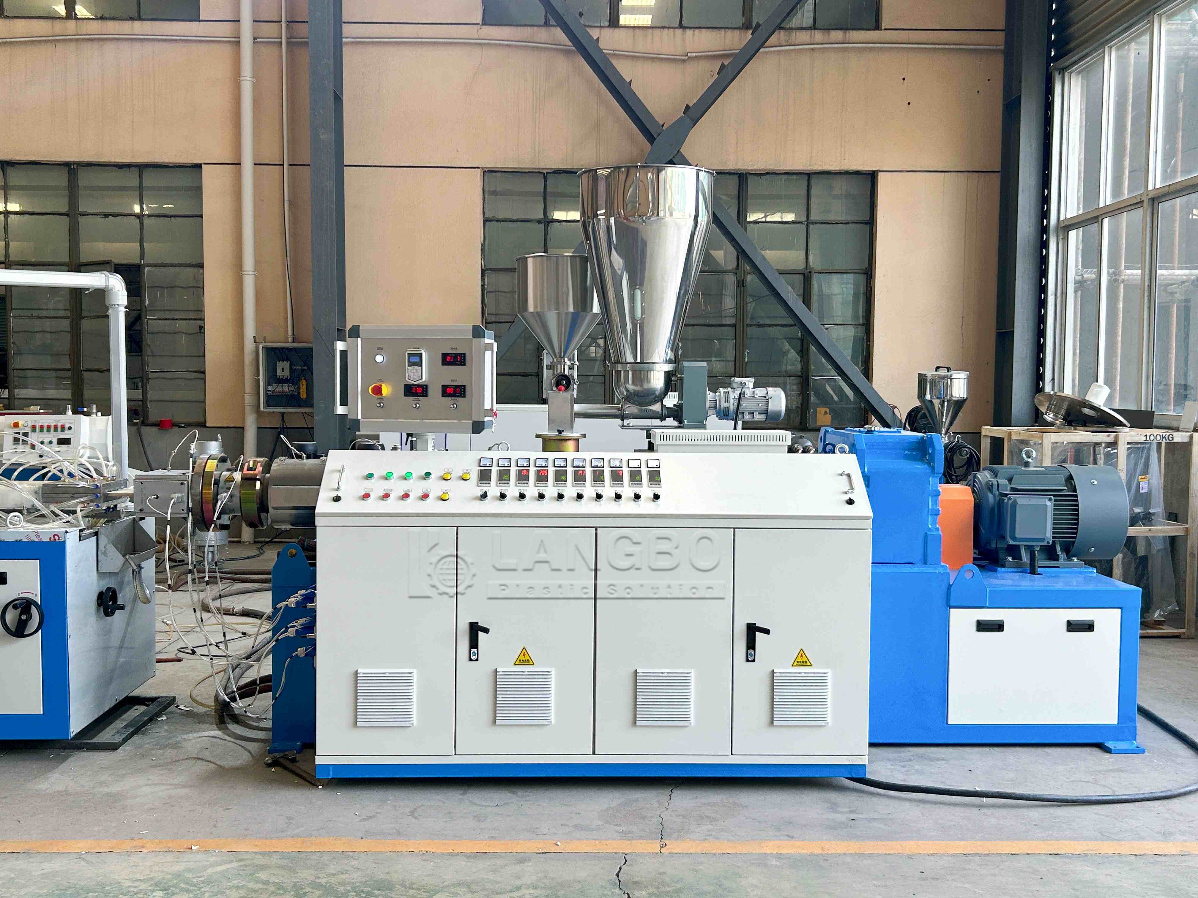 Dernière affaire concernant Ligne d'extrusion de profilés à vis unique pour plinthes pour la fabrication de profilés décoratifs en PVC en Égypte