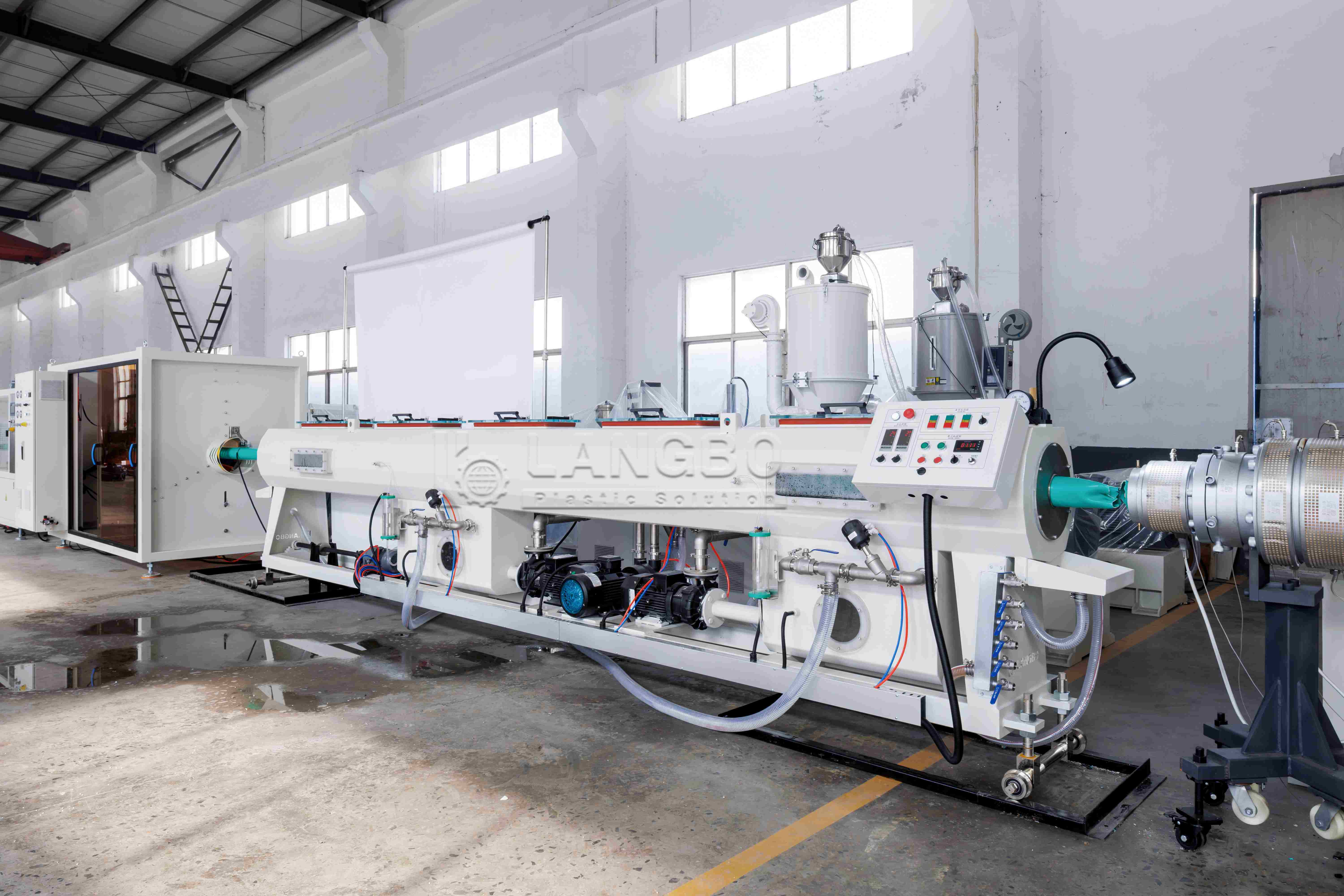 Dernière affaire concernant Ligne d'extrusion de tuyaux en PVC ABA de 68 à 160 mm pour la fabrication de tuyaux d'infrastructure au Royaume-Uni