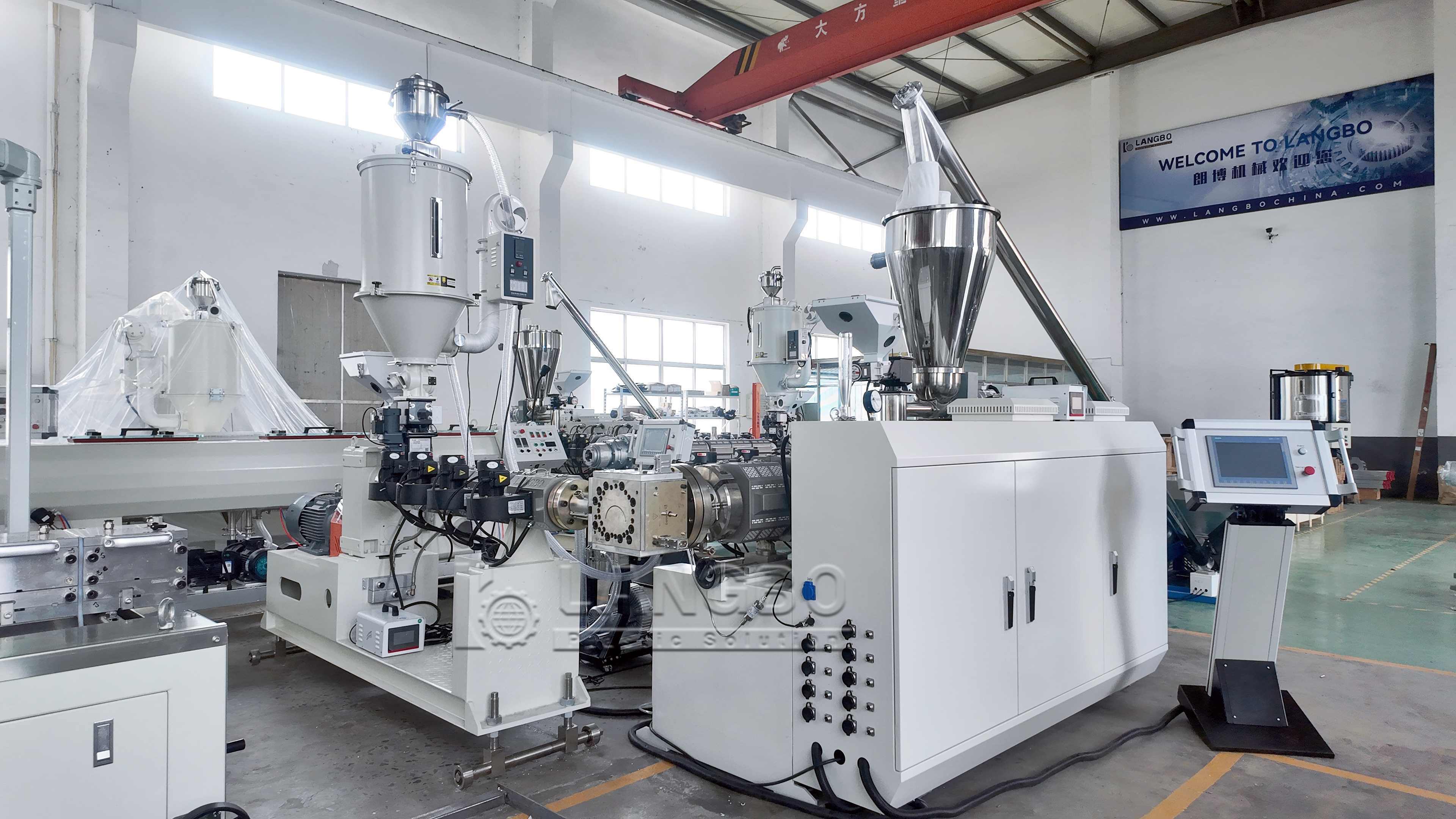 Dernière affaire concernant La ligne d'extrusion de profilés en PVC LangBo soutient la production continue de profilés en plastique britanniques