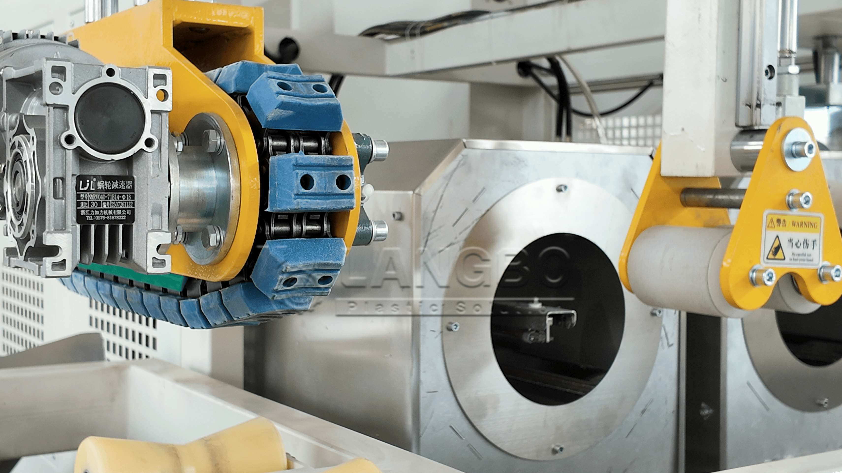 Dernière affaire concernant Machine à clocher en PVC intégrée à la ligne d'extrusion de tuyaux en PVC ABA pour la production de tuyaux d'infrastructure au Royaume-Uni