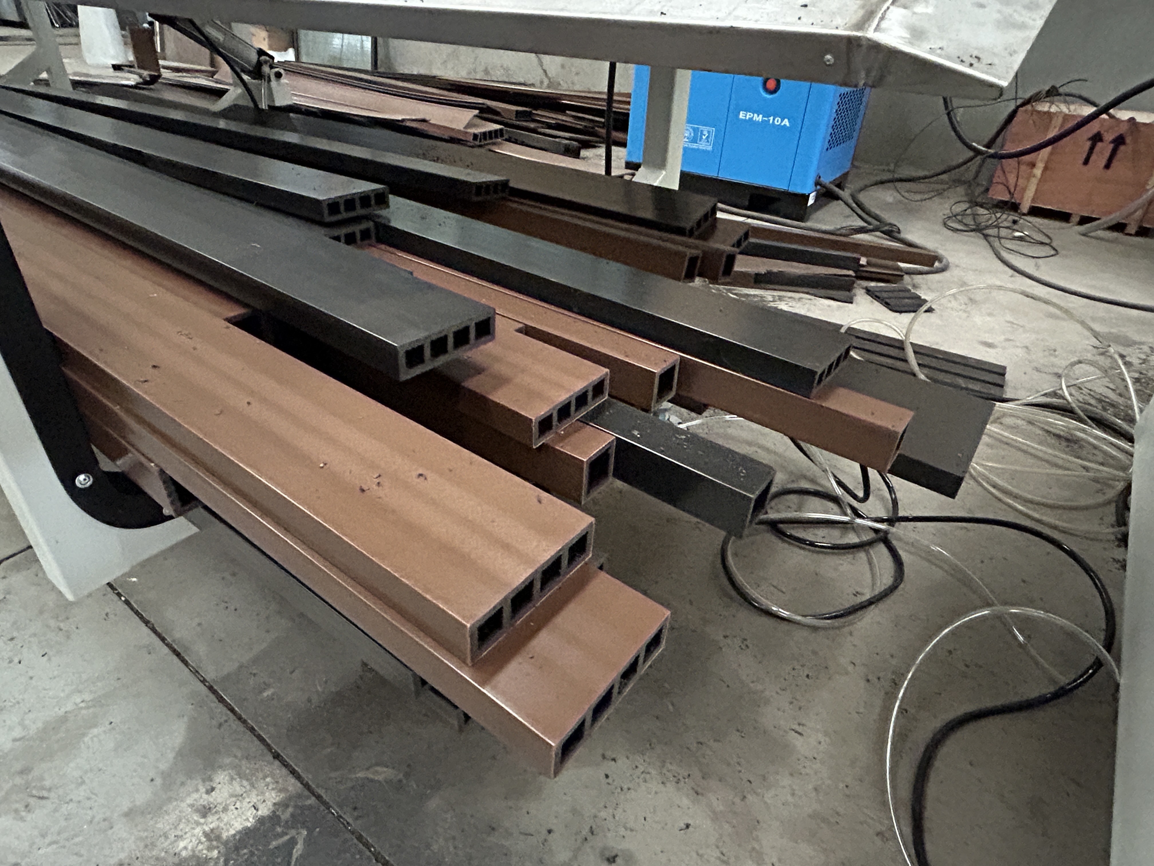 Dernière affaire concernant Building a WPC Decking Manufacturing Solution for Outdoor Flooring Applications in Romania