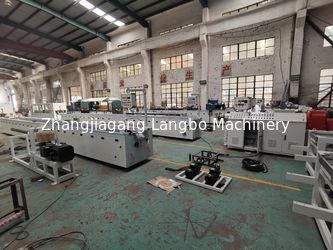 Zhangjiagang Langbo Machinery Co. Ltd. ligne de production en usine