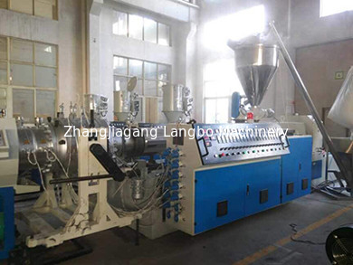 Machine jumelle conique de fabrication de tuyau de PVC de vis avec la machine de Belling