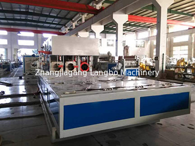 Ligne tube isolant en plastique d'extrusion de tuyau de PVC d'eaux usées de machine