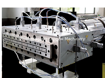 Extrudeuse de panneaux de profilés en PVC bande de scellement de clôture PC machine à extruder des feuilles creuses