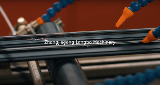 Machine de fabrication de profilés en PVC de 1180 mm avec des additifs en poudre de PVC pour répondre aux exigences des clients