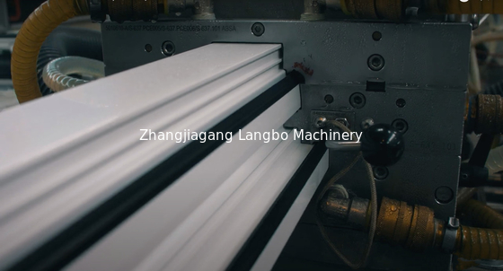 Machine d'extrusion de profilés de fenêtres en PVC à commande automatisée