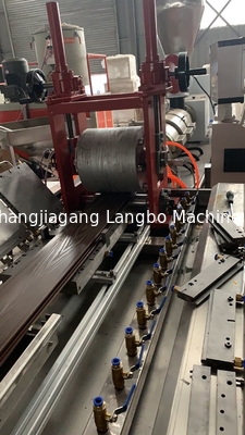 Ligne complètement automatique d'extrusion de profil de WPC avec la force à haute impression