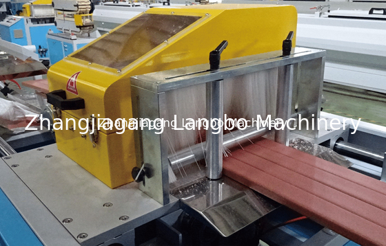 Ligne extérieure de relief 400KG/H 75KW d'extrusion de profil de WPC