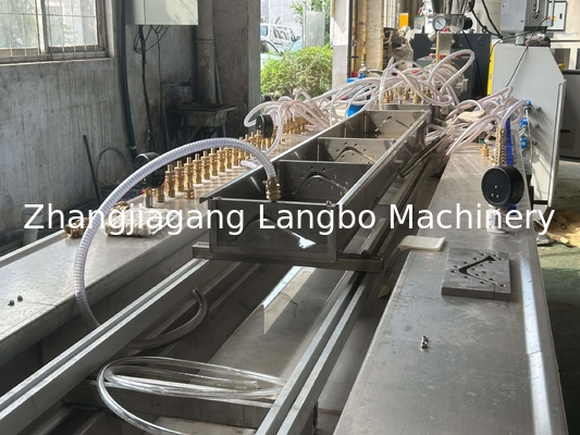 Ligne de production de machines d'extrusion de profilés de panneaux muraux de clôtures de fenêtres en PVC en plastique personnalisé