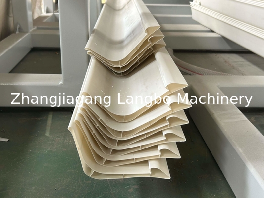 Ligne de production de machines d'extrusion de profilés de panneaux muraux de clôtures de fenêtres en PVC en plastique personnalisé