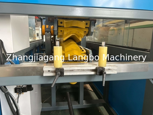 Ligne de production de machines d'extrusion de profilés de panneaux muraux de clôtures de fenêtres en PVC en plastique personnalisé