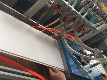 Ligne de production d'extrusion de revêtements de sol en PVC WPC PE