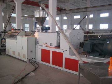 Ligne de production de panneaux de plafond en PVC Machine d'extrusion automatique pour la fabrication de panneaux en plastique