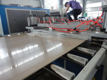 Ligne de production de panneaux de plafond en PVC Machine d'extrusion automatique pour la fabrication de panneaux en plastique