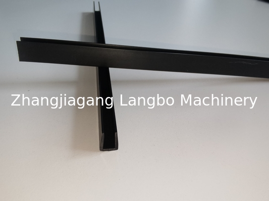 Machine de fabrication de profilés en PVC avec conception de vis personnalisable à double vis et baril