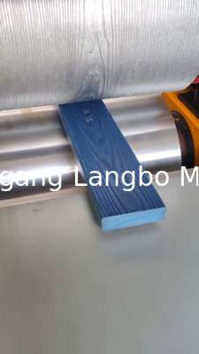 Machine de laminage composite de porte de terrasse en bois plastique / machine de gravure