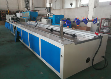 Ligne de production de profilés de panneaux de plafond en PVC de 150 à 250 mm de large