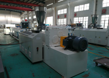 Ligne chaîne d'extrusion de tuyau d'UPVC/PVC de production en plastique complètement automatique de tuyau