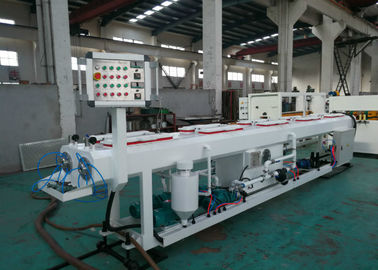Ligne en plastique d'extrusion de tuyau de PVC avec la lame de scies coupant commandé pneumatique, fabrication de tuyau de PVC