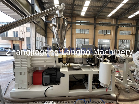 Ligne de fabrication de tuyaux en PVC de drainage avec extrudeuse 80/156 et machine de prise