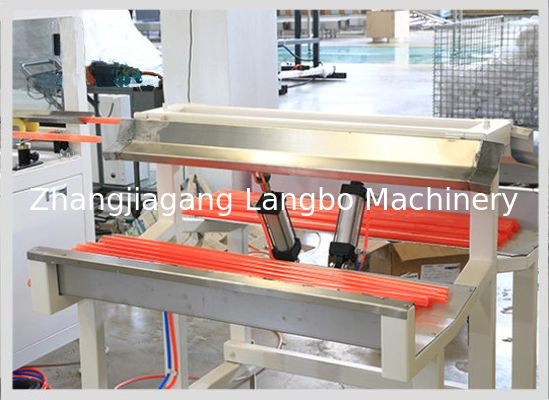 Ligne de production de tuyaux d'eau en PVC plastique, machine de fabrication de tuyaux en PVC avec extrudeuse haute performance à des prix attractifs