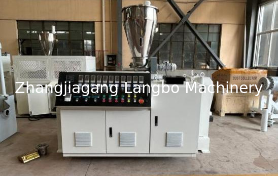 Extrudeuse de profilés en PVC de 55 kW pour une extrusion de profilés lisse et précise