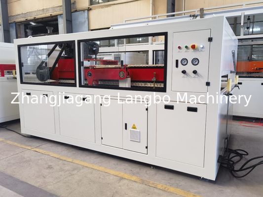 Ligne de fabrication de profilés en PVC à fenêtre Machine d'extrusion 1200 mm Ligne de production de panneaux de plafond en PVC avec machine de manutention automatique
