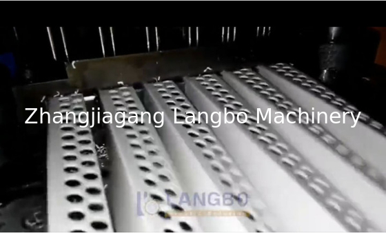 Extrudeuse de profilés en plastique U PVC PE Fermeture de fenêtre Cadre Louver Gouttière d'angle Rinceau de bord Bandes de protection de bande Tourner L Angle Machine de fabrication / ligne de production d'extrusion