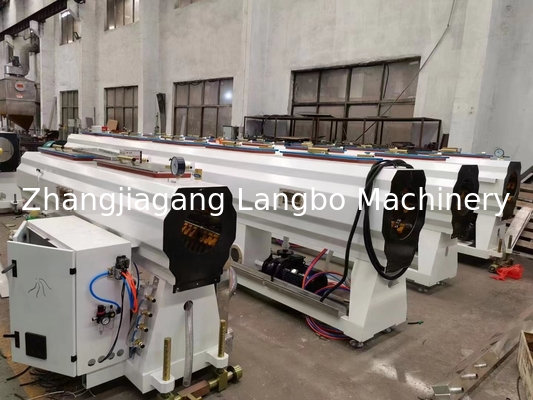 Ligne de production de machines de fabrication de tubes en PVC électriques en plastique / ligne d'extrusion de tubes de conduits en PVC