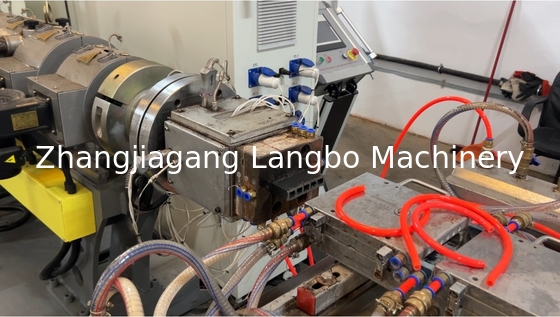 Machine d'extrusion de profilés de panneaux muraux en bois plastique WPC / ligne d'extrusion