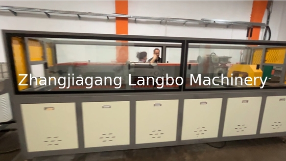Machine d'extrusion de profilés de panneaux muraux en bois plastique WPC / ligne d'extrusion
