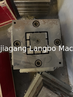 Ligne de production d'extrusion de panneaux en PVC WPC PE pour les profils de plafond et de revêtement