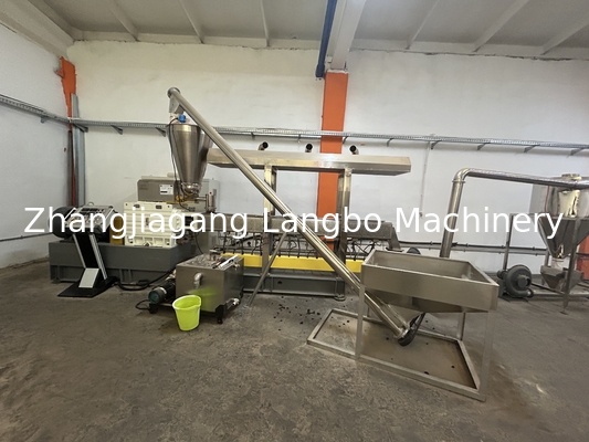 Machine d'extrusion de profilés de panneaux muraux en bois plastique WPC / ligne d'extrusion