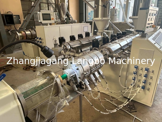 Ligne d'extrusion de tuyaux PPR 16-63mm avec machines de réservoir de refroidissement par pulvérisation et calibrage sous vide