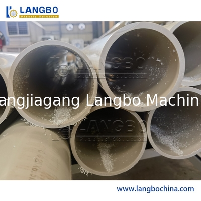 Capacité de machine en plastique de fabrication de tuyau de PVC 300kg/tube de PVC