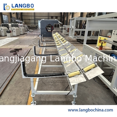 Ligne chaîne d'extrusion de tuyau d'UPVC/PVC de production en plastique complètement automatique de tuyau