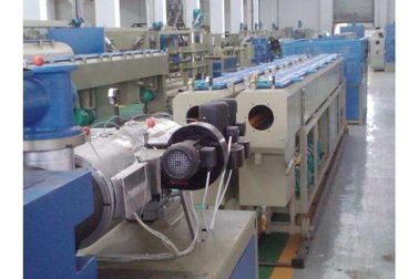 Boudineuse à vis jumelle conique complètement automatique, chaîne de production de tuyau de PVC avec le moteur de Siemens