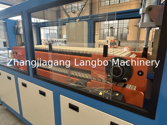 Ligne de production d'extrusion de plinthes en PVC, de profils de plinthes, de machine de fabrication, avec extrudeuse à double vis jumelée conique et socle en plastique