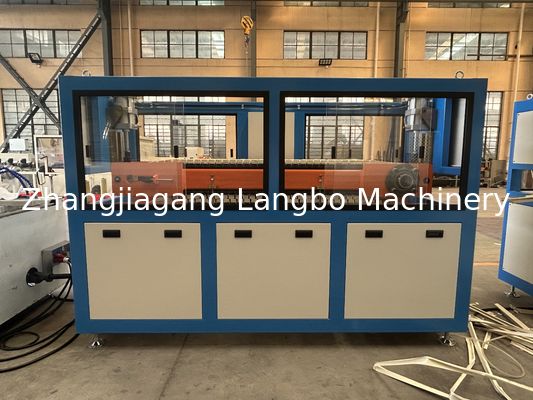 Ligne de production d'extrusion de plinthes en PVC, de profils de plinthes, de machine de fabrication, avec extrudeuse à double vis jumelée conique et socle en plastique