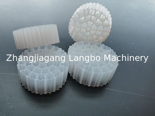 Machine de fabrication d'extrusion de supports porteurs pour les biofiltres en HDPE