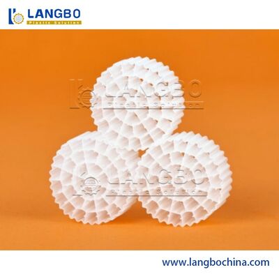 Ligne de production de médias MBBR améliorant la capacité de traitement des eaux usées Conception d'économie d'énergie