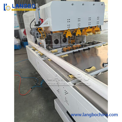 Machine automatique de prise de tuyaux en PVC