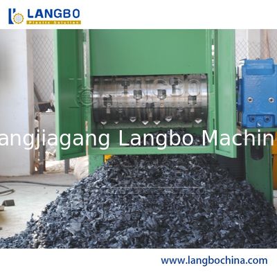 Machine de déchiquetage automatique des déchets plastiques