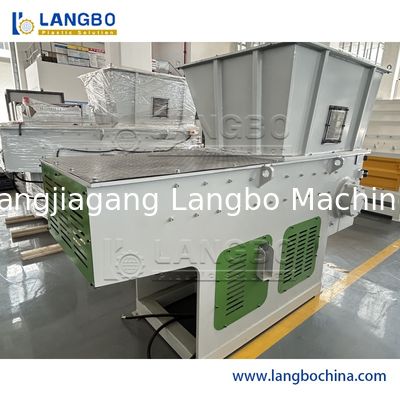 Machine de déchiquetage automatique des déchets plastiques