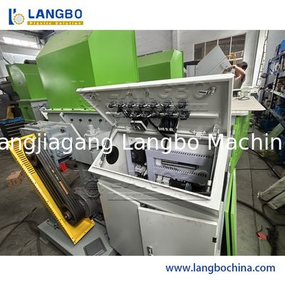 Déchiquetage des déchets de palettes en HDPE dans des seaux en plastique