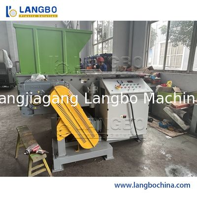 Machine de déchiquetage pour les déchets de pneus et de bois