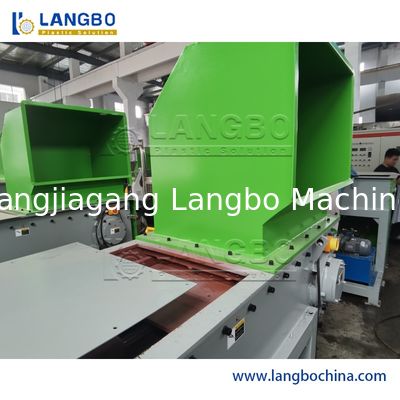 Machine de déchiquetage pour les déchets de pneus et de bois