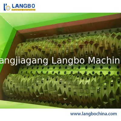 Broyeur de plastique pour le recyclage de bouteilles, sacs et films plastiques